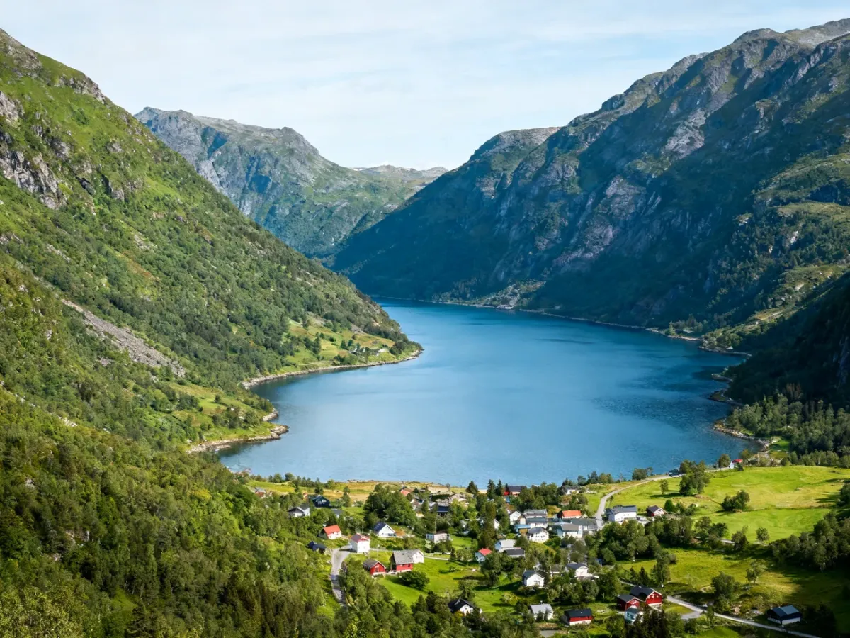 Panoramiczny widok norweskiego fiordu między stromymi, zielonymi górami