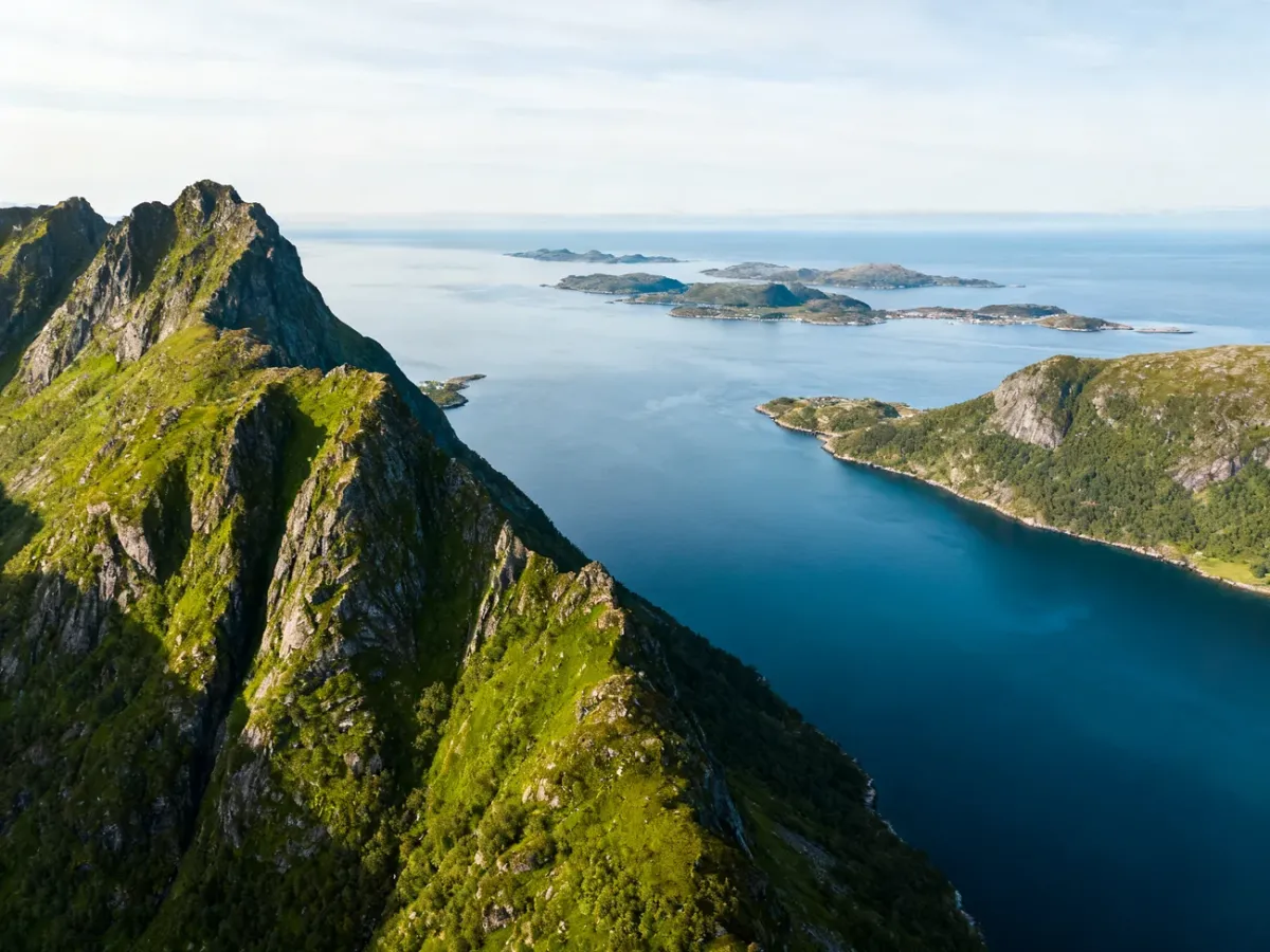 Widok na norweski fiord otoczony stromymi zielonymi górami