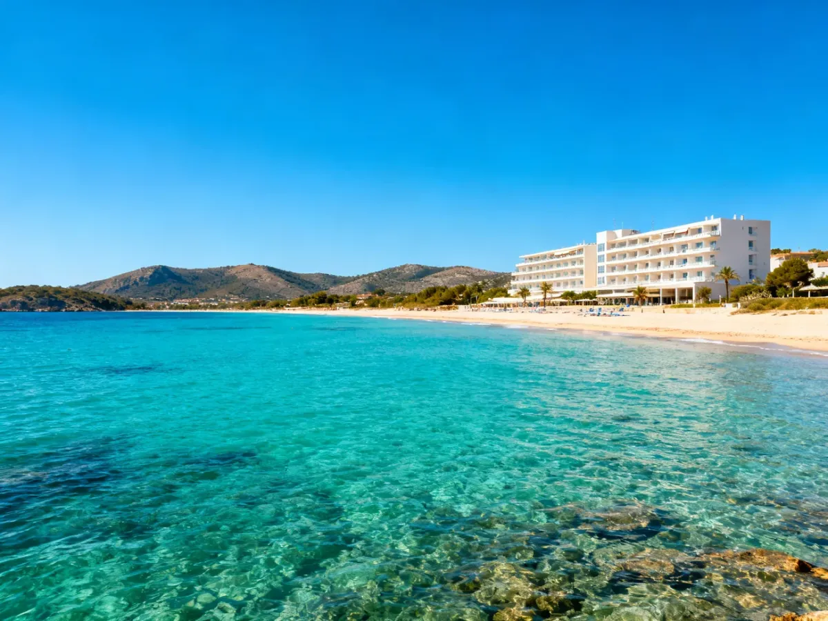 Hotel przy piaszczystej plaży na Majorce nad turkusowym morzem