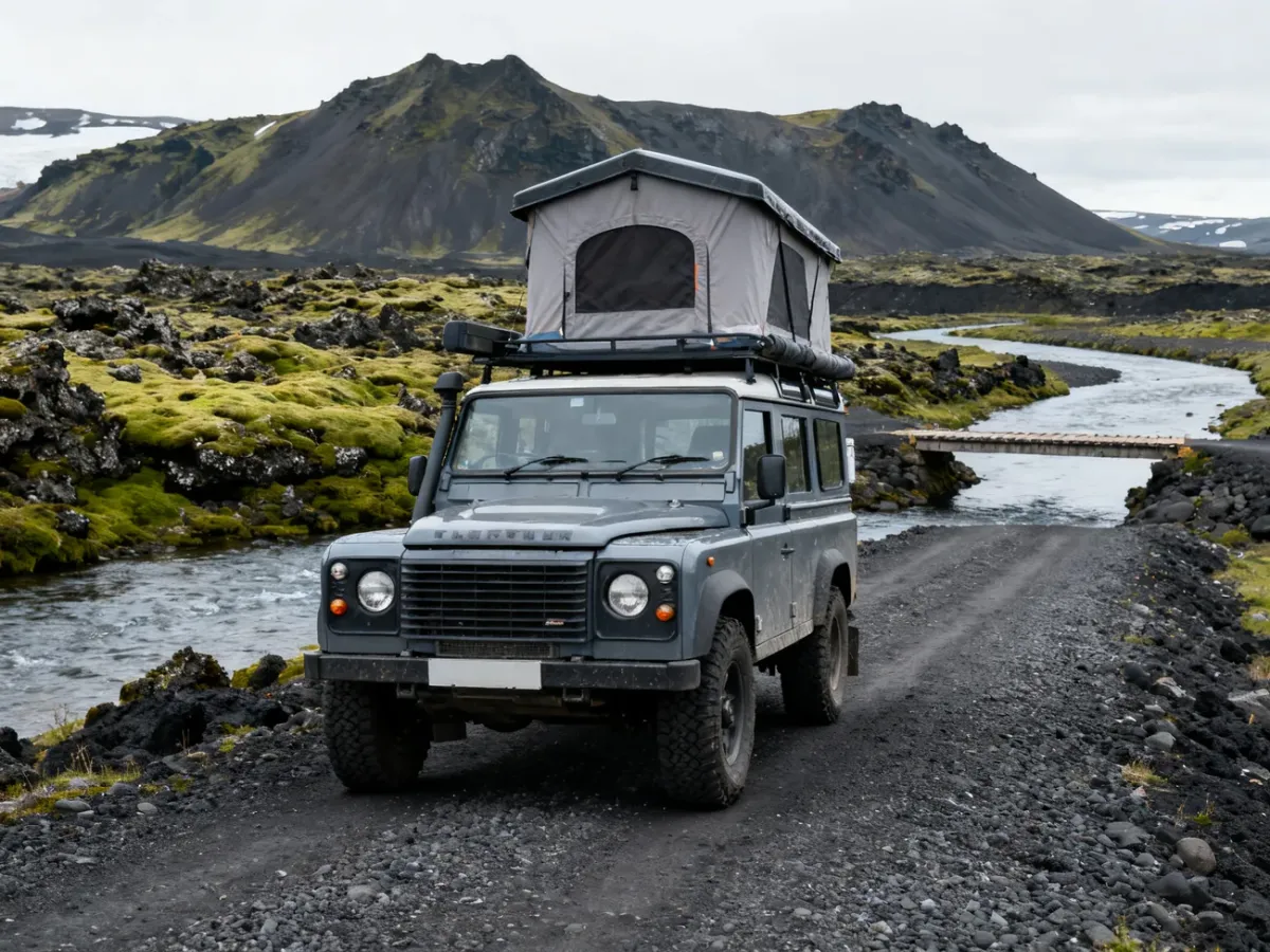 Samochód 4x4 z namiotem dachowym na islandzkiej drodze szutrowej